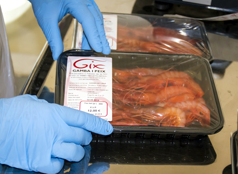 L'empresa palamosina envasa al buit la gamba i la converteix en un producte preparat per consumir.