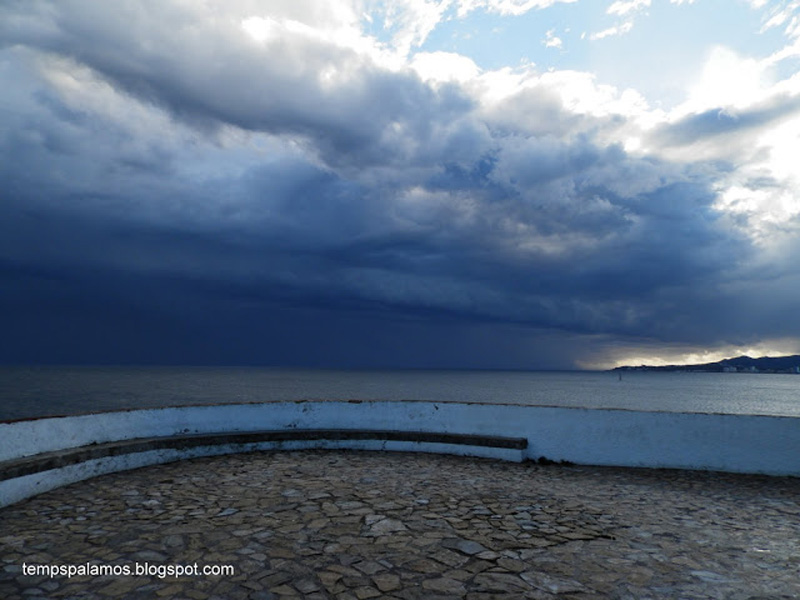 Vista des del far d'una tempesta que s'allunya mar endins, dissabte passat. (Foto: tempspalamos.blogspot.com.)