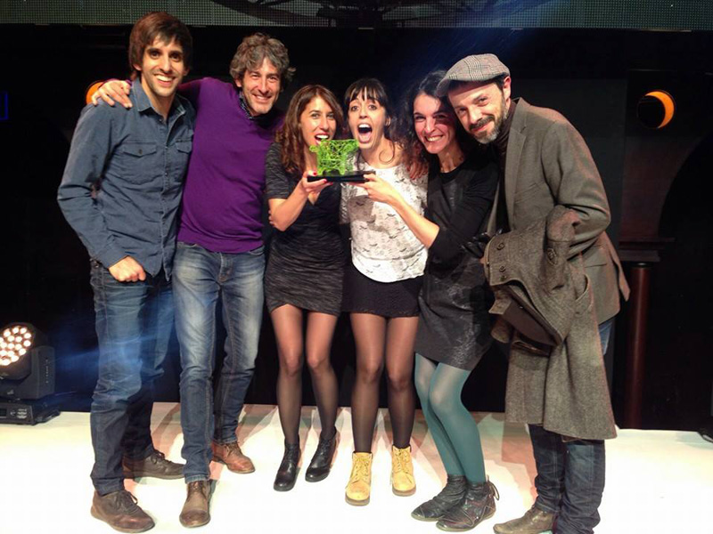 L'equip de 'Tortugues', amb Àlex Brull (segon per l'esquerra), mostren orgullosos el premi concedit.