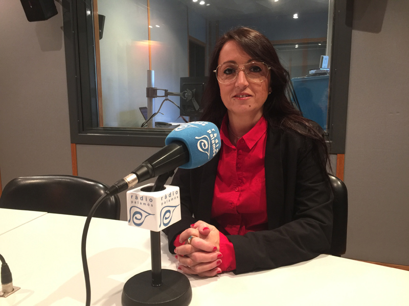 La regidora Glòria Prim, ahir als estudis de Ràdio Palamós.