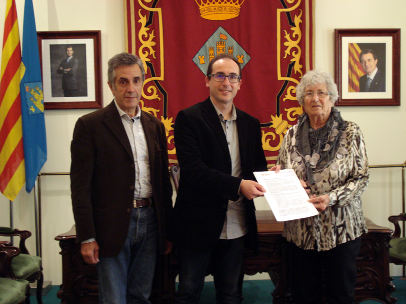 Membres de Càritas han lliurat avui el manifest a l'alcalde de Palamós.