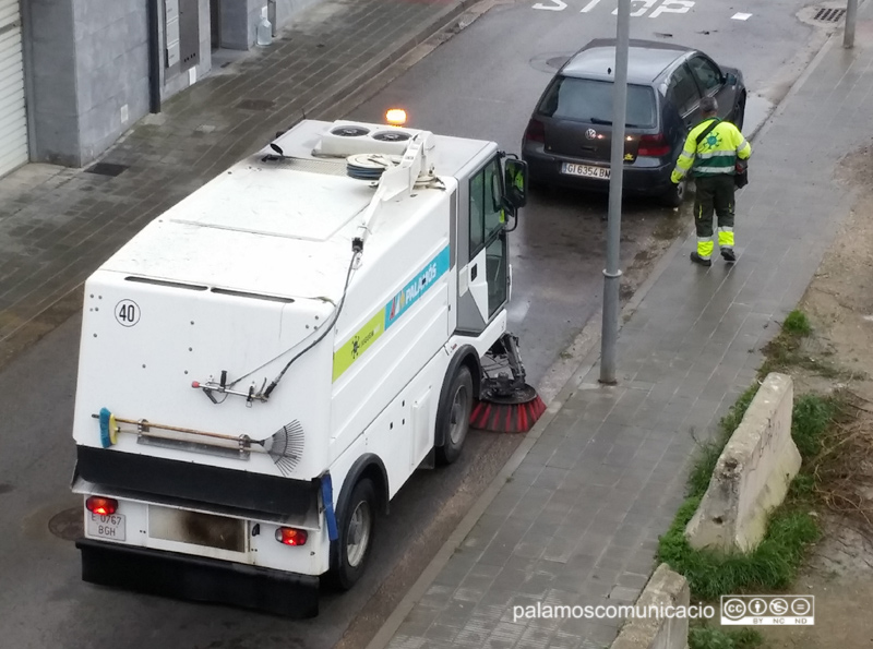 'Fem dissabte' es una acció de neteja viària que es fa de manera itinerant .