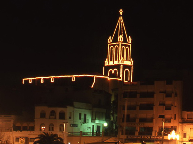 L'església parroquial de Santa Maria de Palamós, amb el seu enllumenat nadalenc. (Foto: Francesc Tauler).