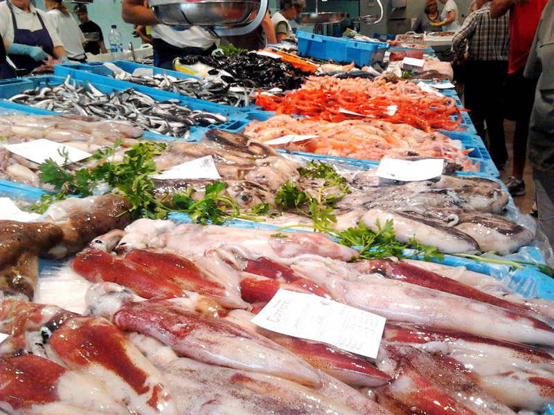 Els pescadors redueixen l'activitat per poder seguir portant peix al mercat