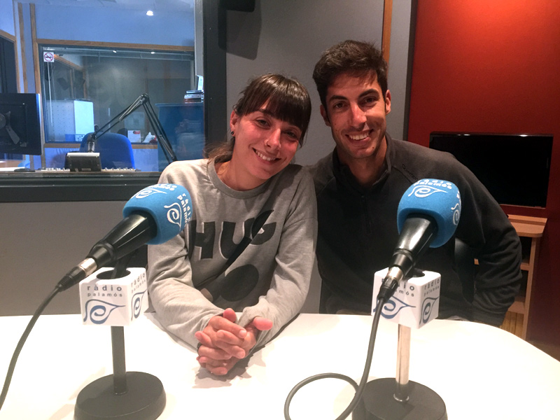 Cristina Llaó i Coke Balcázar, als estudis de Ràdio Palamós.