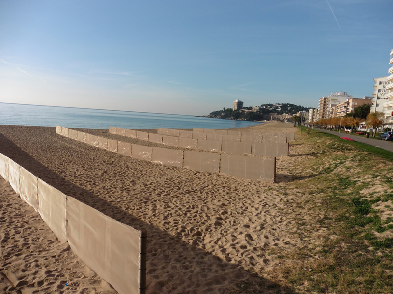 Les barreres instal·lades a la platja de Sant Antoni. (Foto: Ajuntament de Calonge).