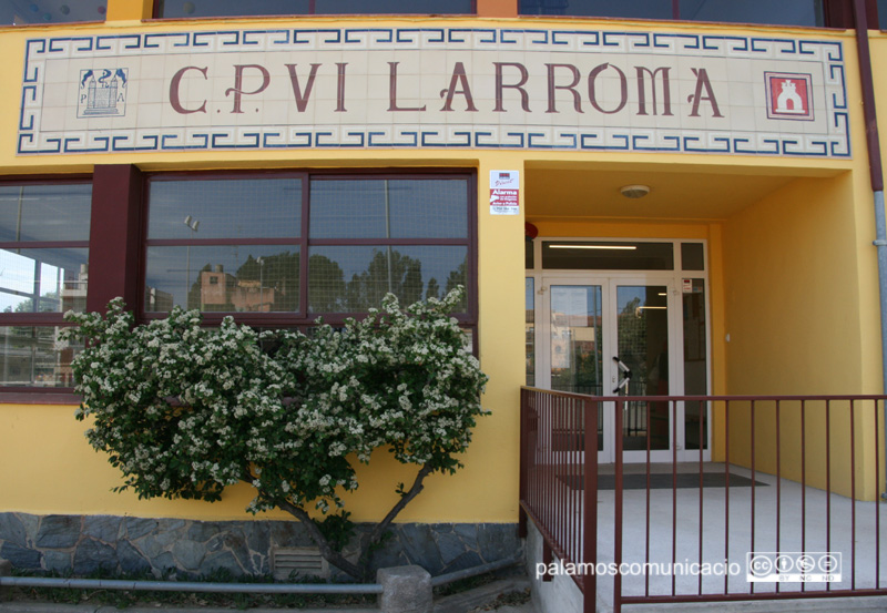 Entrada a l'Aula d'Aprenentatge municipal, a l'antiga escola Vila-romà.