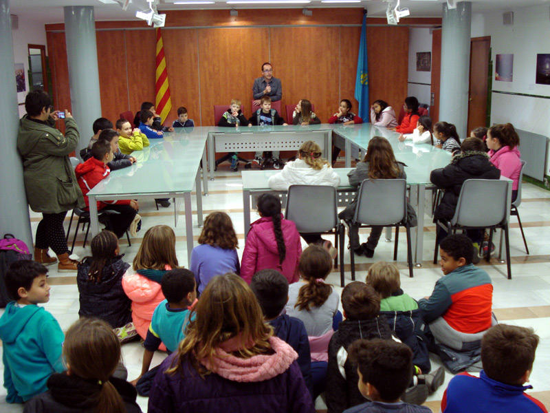 L'alcalde Lluís Puig explica als alumnes el funcionament de l'Ajuntament. (Foto: Ajuntament de Palamós.)