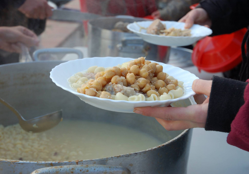 La CUP organitza un dinar popular a base d'escudella. (Foto: Facebook CUP Palamós i Sant Joan.)
