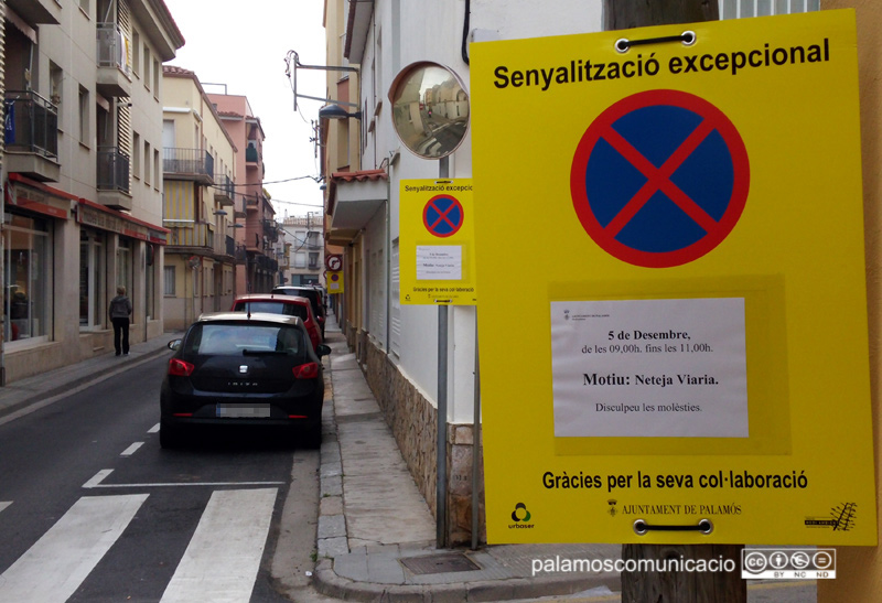 Es demana que es retirin els cotxes perquè la neteja sigui més efectiva.