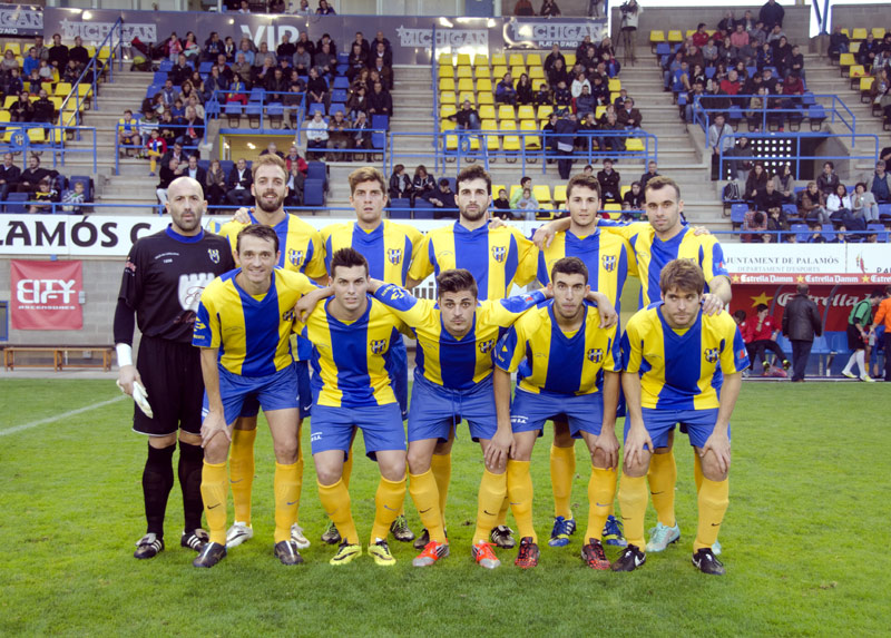 L'equip del Palamós CF que va derrotar el Martinenc. (Foto: Olga Grassot).