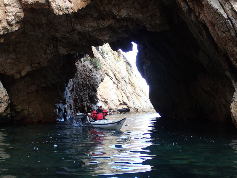 El litoral de Palamós és molt atractiu per a la pràctica del caiac de mar. (Foto: Kayak Palamós).