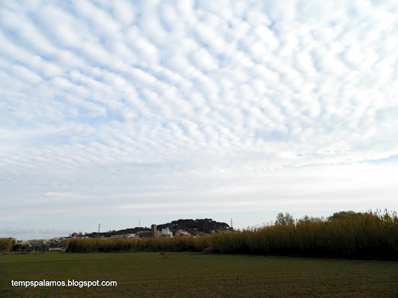 Altocumulus ahir diumenge al pla de Sant Joan. (Foto: tempspalamos.blogspot.com).
