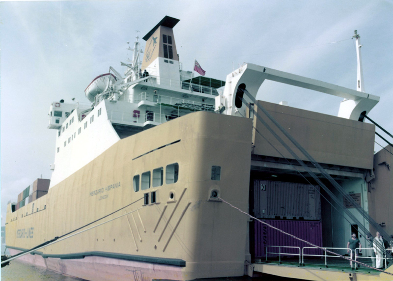Un dels antics mercants 'Merzario', que atracaven al port de Palamós. (Foto: fons René Matas).