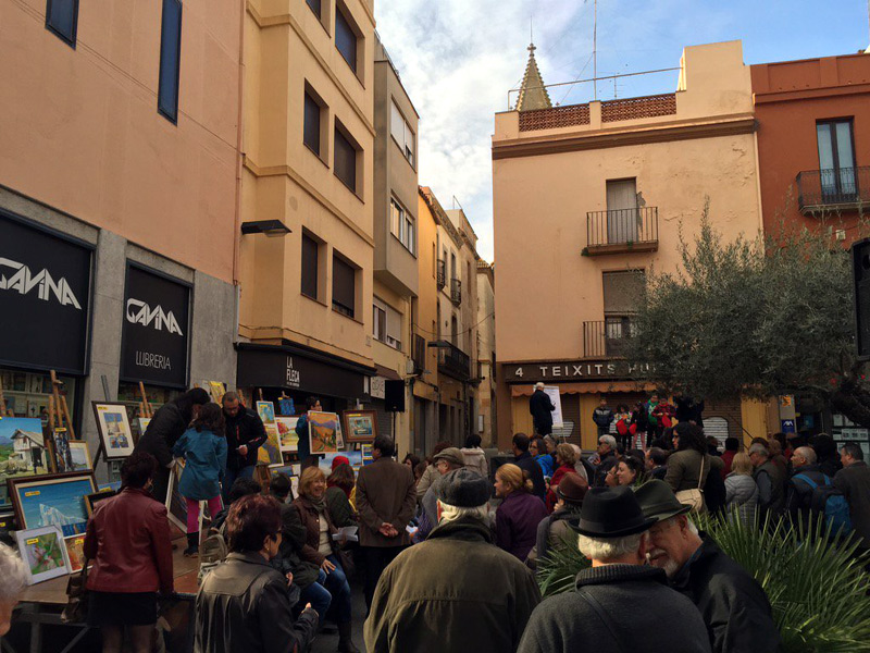El carrer Major es va omplir ahir de gent en la 39ena Fira Nadalenca. (Foto: Lluís Puig.)