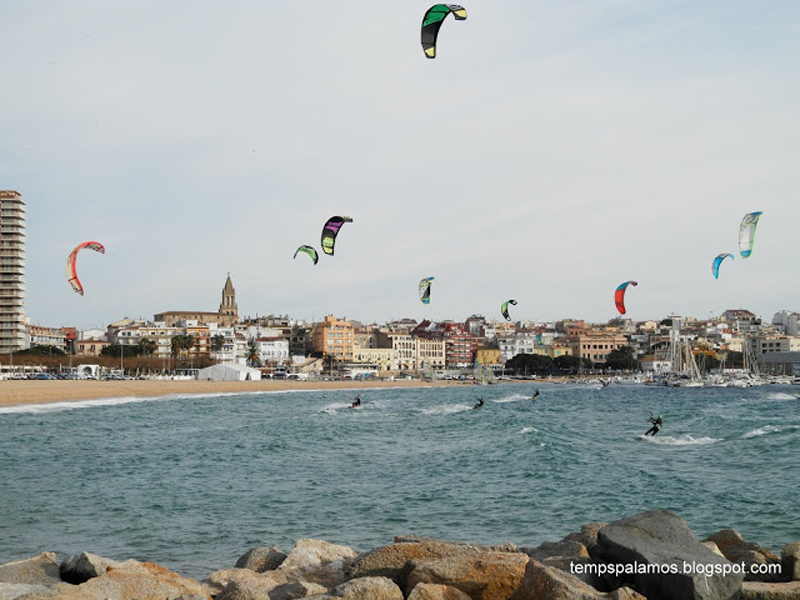 Practicants de kite surf a la badia de Palamós, gràcies al vent de garbí que bufava a finals de setmana. (Foto: tempspalamos.blogspot.com.)