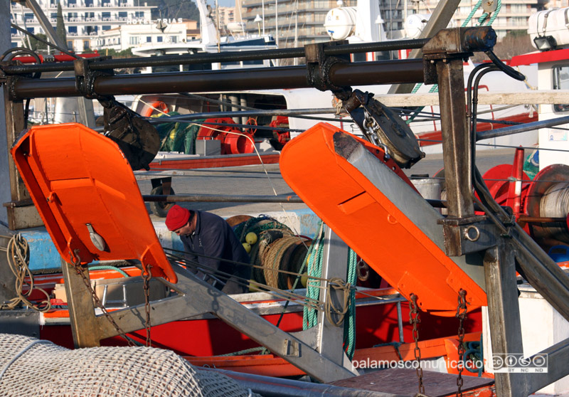 Una embarcació de pesca d'arrossegament al port de Palamós.