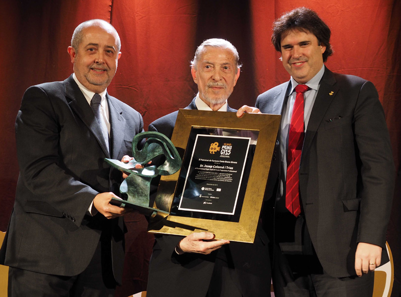 Josep Colomer, al centre, recollint el premi. (Foto: Diputació de Girona).