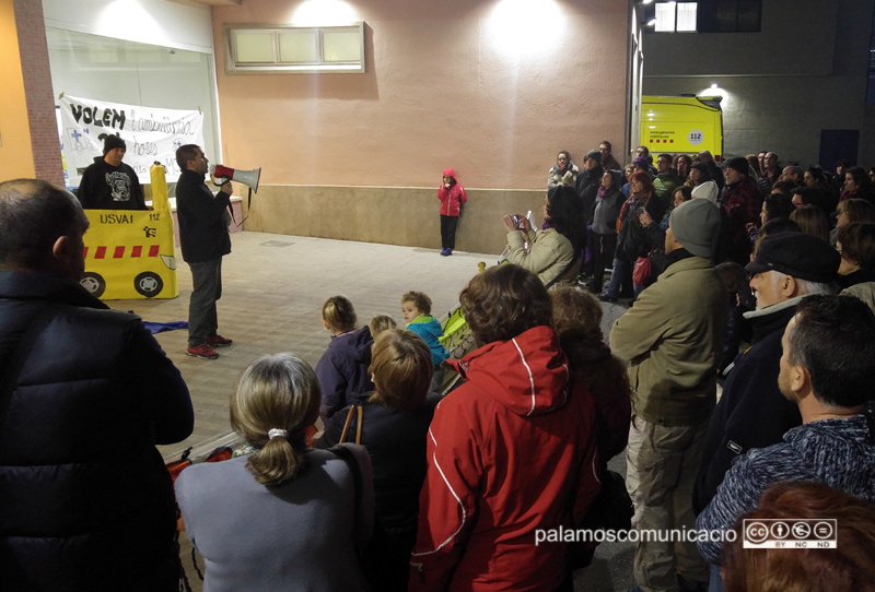 La concentració ciutadana a l'hospital de Palamós, ahir al vespre.