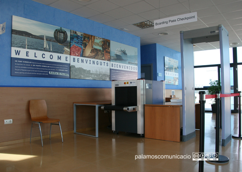 Accés a l'estació marítima de passatgers del port de Palamós.