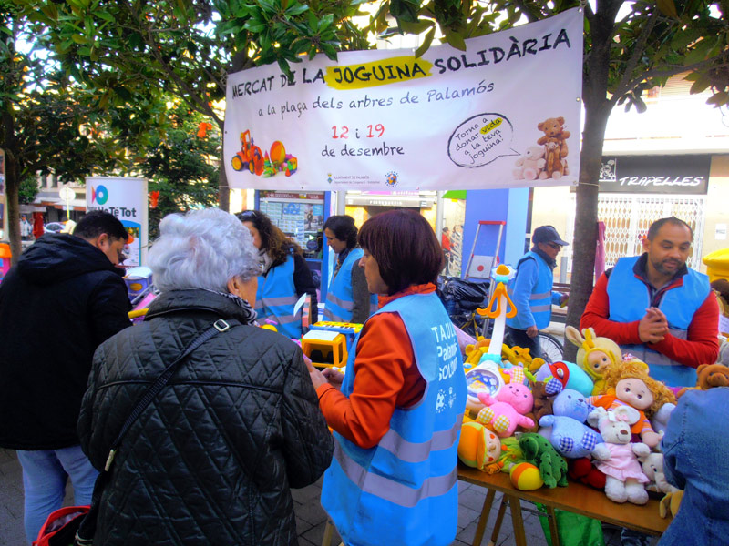 Un moment del Mercat de la Joguina Solidària, dissabte passat. (Foto: Creu Roja).