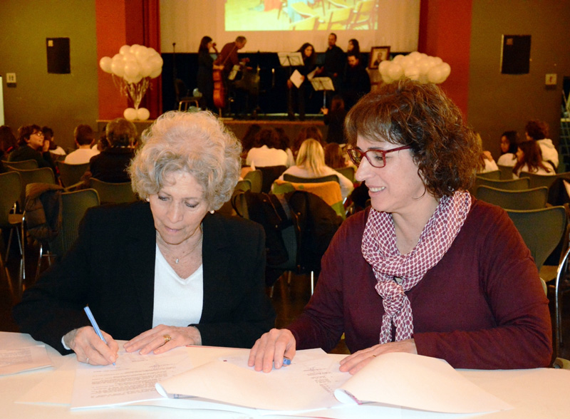 Concepció Mira, vídua d'Adrià Sardó, formalitza la donació de documentació del música a l'Arxiu de Calonge.