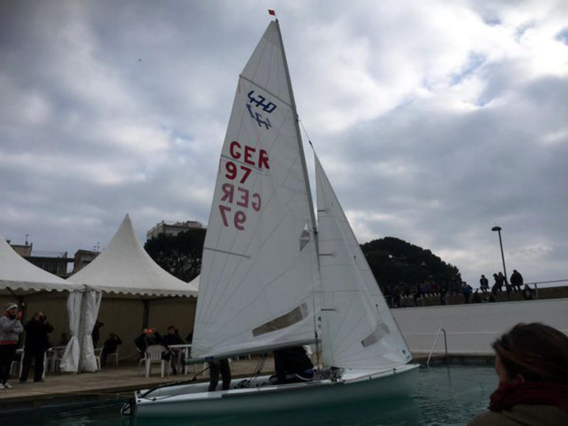 A falta de vent, els regatistes van fer una 'exhibició' a la piscina del Club Nàutic Costa Brava. (Foto: Enric Agud.)