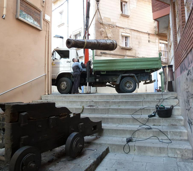 Feines de retirada del canó, ahir. (Foto: Ajuntament de Palamós).