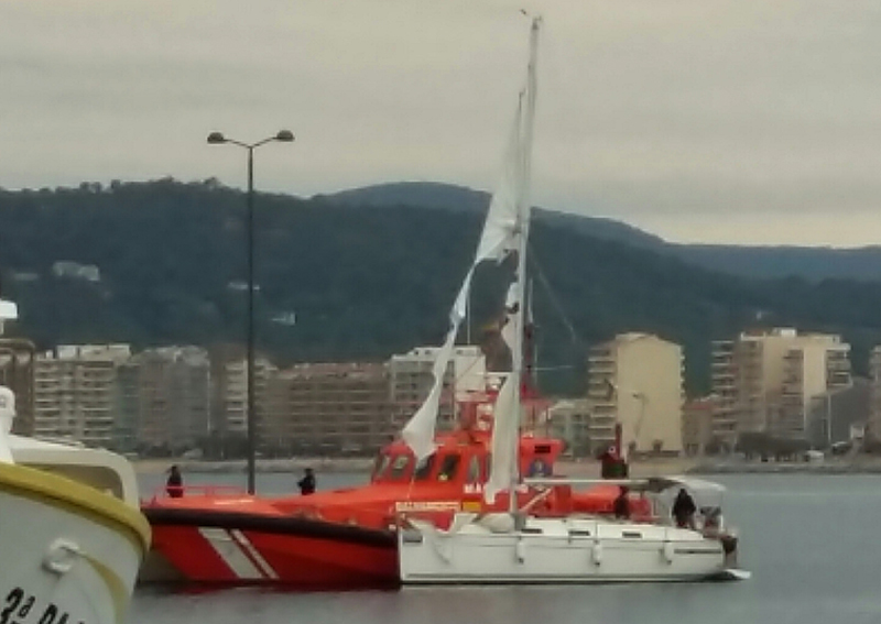 El veler Azimut 32 al costat de l'embarcació Salvamar Sírius al port de Palamós. (Foto: Jordi Salvador.)