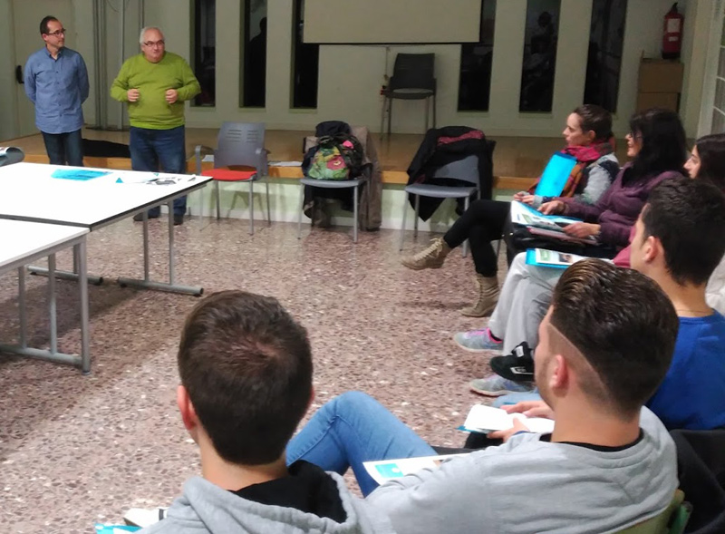 Primera sessió del curs de monitors d'enguany, amb Rubén Fornós al fons. (Foto: Escola Empordà).