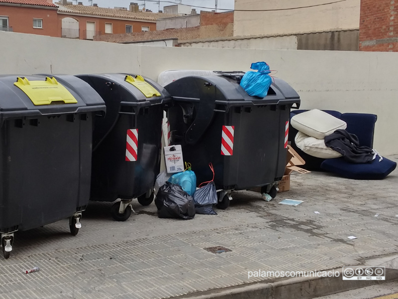 Una àrea d'aportació de residus, en un carrer de Palamós.