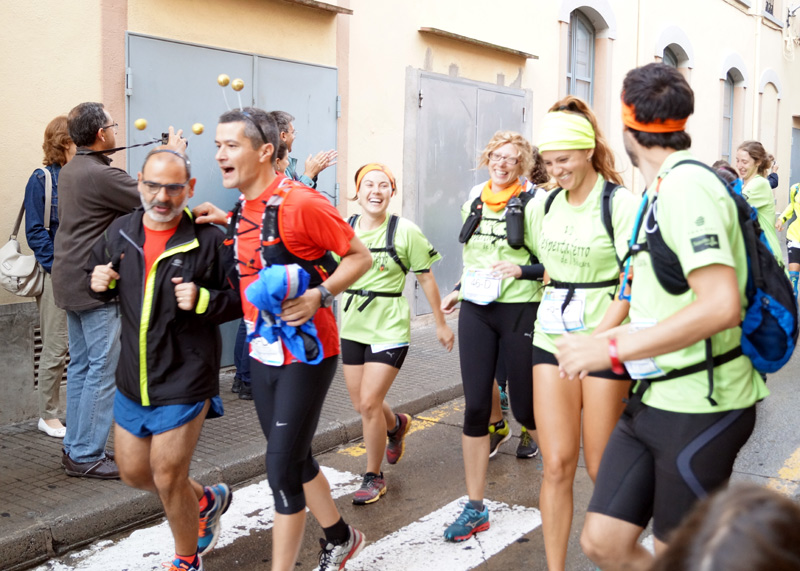 Dos representants  del grup 'Les Formigues de Palamós' durant la passada Oncotrail.
