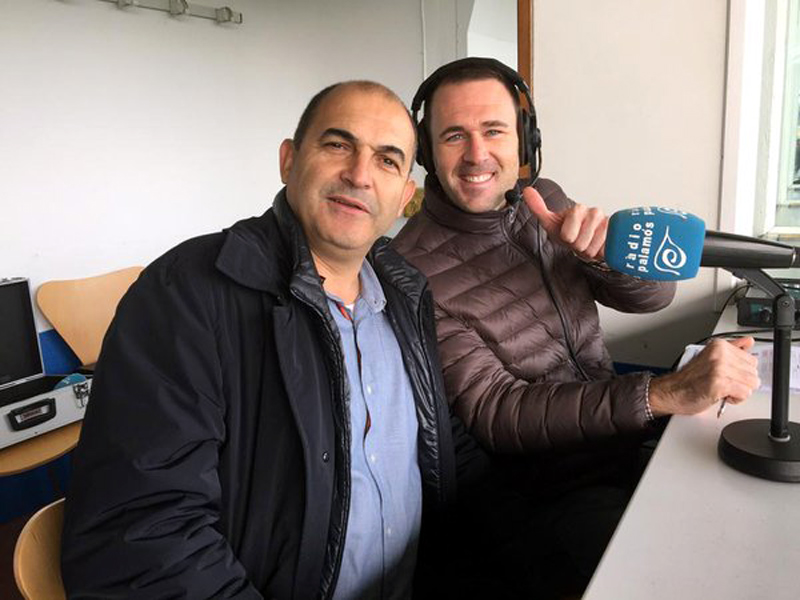 Joan Pau Pérez amb el locutor dels partits del Palamós CF a Ràdio Palamós, Ramon Ribas. (Foto: Palamós CF.)