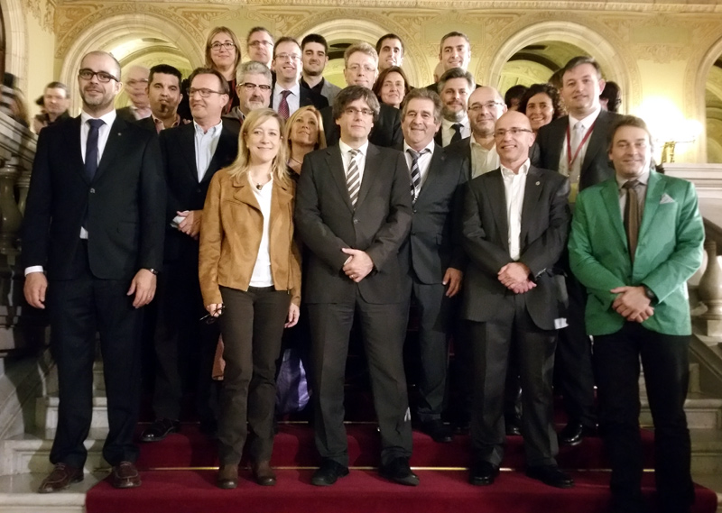 Puigdemont amb un grup d'alcaldes de l'AMI, ahir al Parlament. (Foto: Associació de Municipis per la Independència.)