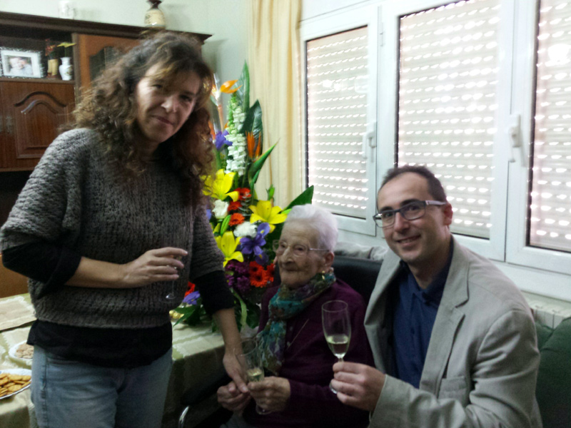 Dolors Moret rep la felicitació de Natàlia Casellas i Lluís Puig. (Foto: Ajuntament de Palamós.)