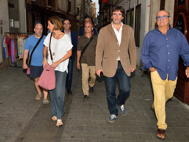 Carles Puigdemont, amb representants d'ERC a Palamós, durant la campanya de Junts Pel Sí. (Foto: Carlos Reyes.)