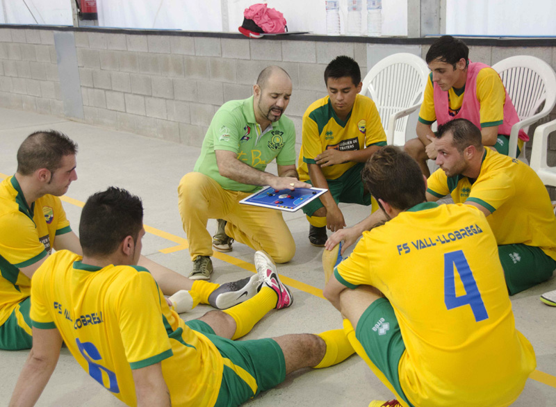 Iside De Sola donant instruccions als seus jugadors. (Foto: Vall-llobrega Club Futbol Sala.)