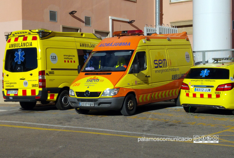 L'antic vehicle del SEM al mig de les dues noves unitats que tindrà a partir d'ara aquest servei.