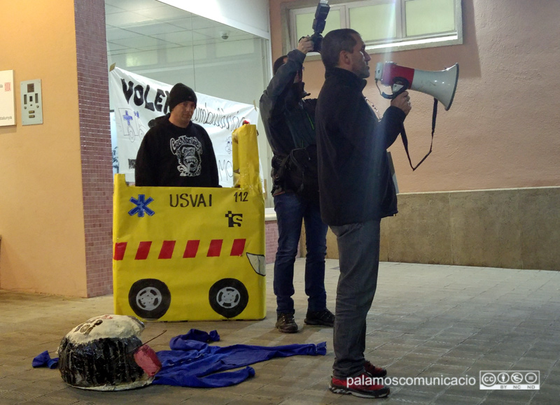 David Gràcia, metge d'urgències, en una protesta contra el nou SEM a l'hospital de Palamós.
