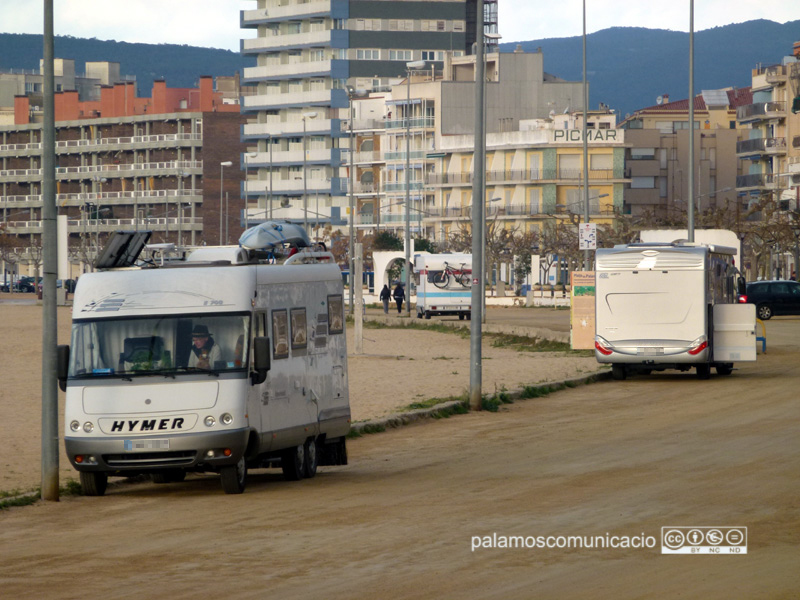 Autocaravanes estacionades a l'aparcament de la platja Gran de Palamós