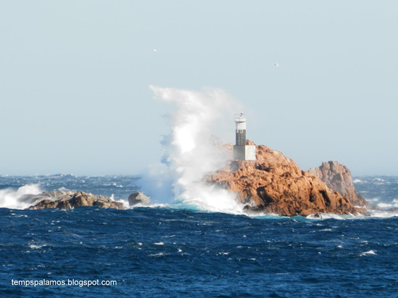 Fort onatge a les illes Formigues, per la tramuntanada de dissabte. (Foto: tempspalamos.blogspot.com.)