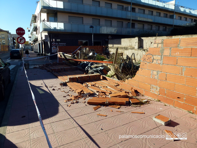 Caiguda d'un mur al carrer de Mallorca a causa del vent.
