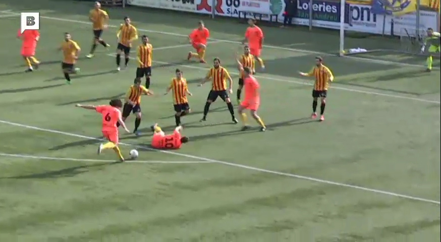 Instant en què Marc Medina és objecte d'un penal en el Sant Andreu - Palamós d'ahir. (Foto: btvesports.)