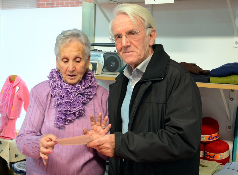 El vicepresident de Vimar, Jordi Sistach, recull la donació per part del rober de Sant Antoni. (Foto: Ajuntament de Calonge).