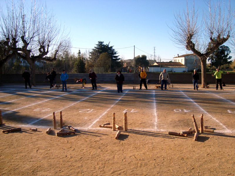 El campionat es va jugar al pati de l'escola Vila-romà. (Foto: Club Bitlles Palamós.)