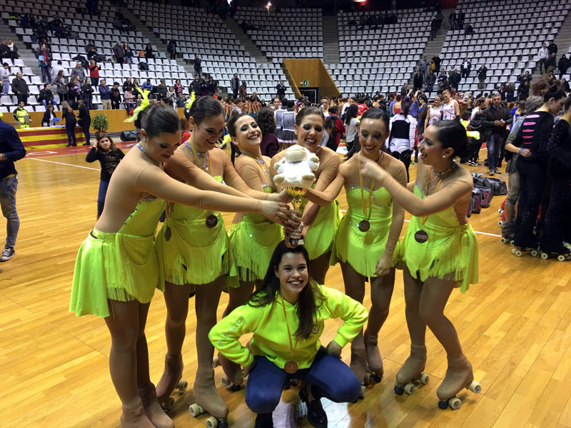 Les patinadores palamosines am el tercer premi del campionat. (Foto: Club Patinatge Palamós.)