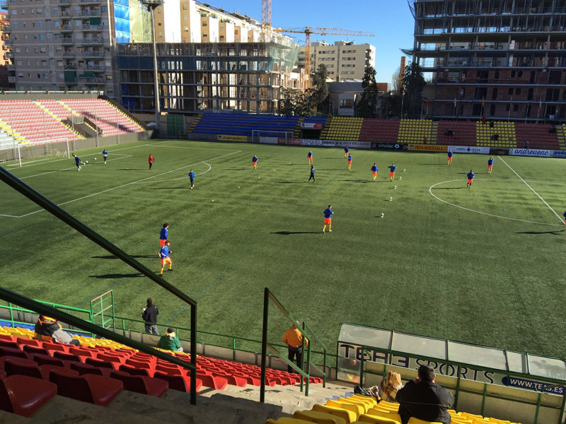 Els jugadors del Palamós, escalfant abans del partit. (Foto: Ramon Ribas)