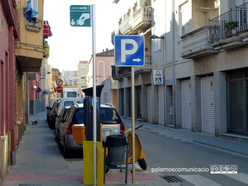 Un dels espais de zona verda d'aparcament a Palamós.