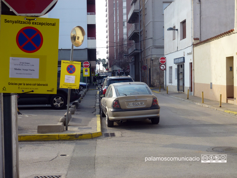 Senyalització al carrer d'Orient informant que demà s'hi farà una neteja intensiva.