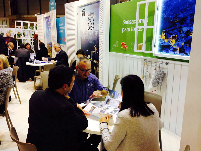 Els responsables de l'Ajuntament de Palamós presents a Fitur, en una reunió. (Foto: Ajuntament de Palamós).